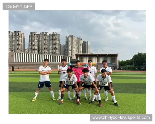 足球比赛中的防线布置与守门员配合